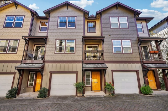 727 SE 33rd Pl Unit 21, Portland, OR 97214 - multi unit property featuring a garage, a balcony, and board and batten siding