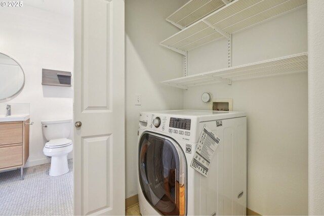727 SE 33rd Pl Unit 21, Portland, OR 97214 - laundry area with baseboards and washing machine and dryer