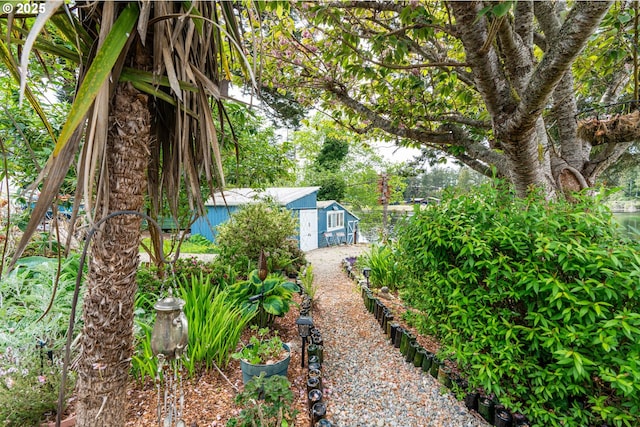 view of yard featuring an outdoor structure