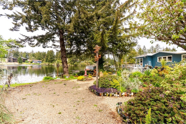 view of yard featuring a water view