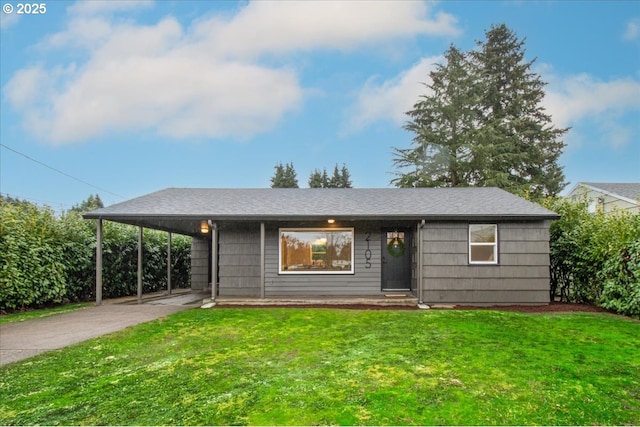 view of front of home with a carport and a front lawn