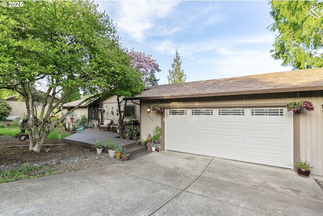 view of front facade with concrete driveway