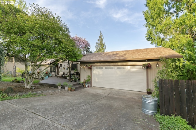 225 NW Brier Ave, Dundee, OR 97115 - garage featuring fence