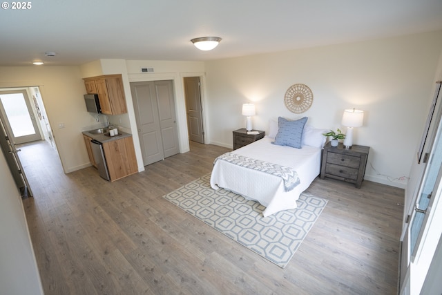 2368 Kingwood St, Forest Grove, OR 97116 - bedroom with light wood-style floors, baseboards, a sink, and a closet