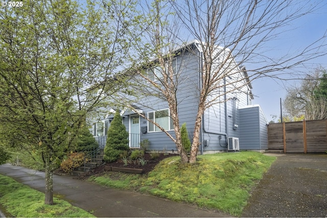 109 NE Shaver Ave, Portland, OR 97212 - view of front facade featuring asphalt driveway