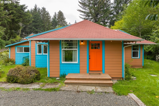 bungalow featuring a front lawn