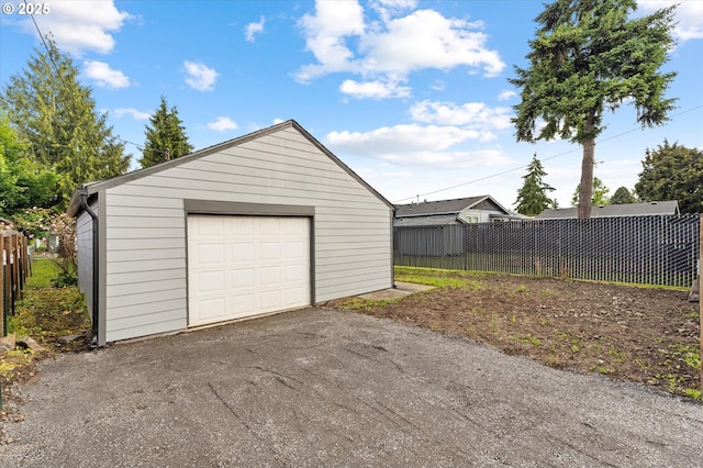 320 Beech St, Longview, WA 98632 - detached garage with driveway