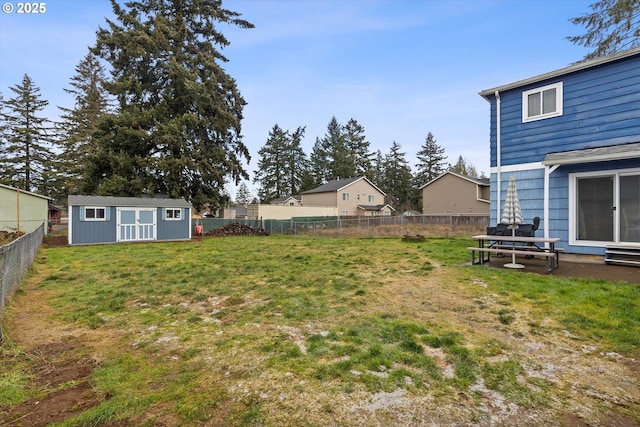 view of yard with a storage unit