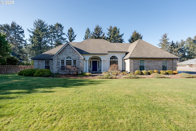 view of front facade featuring a front yard