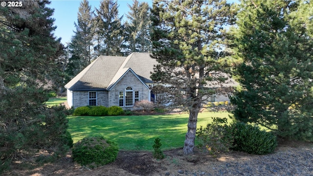 view of front of property featuring a front lawn