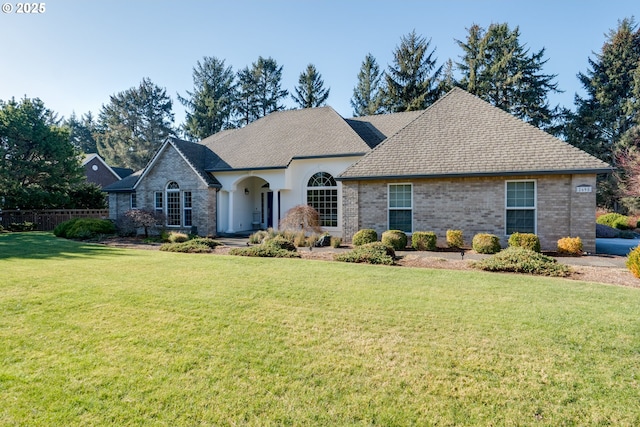 view of front facade featuring a front lawn