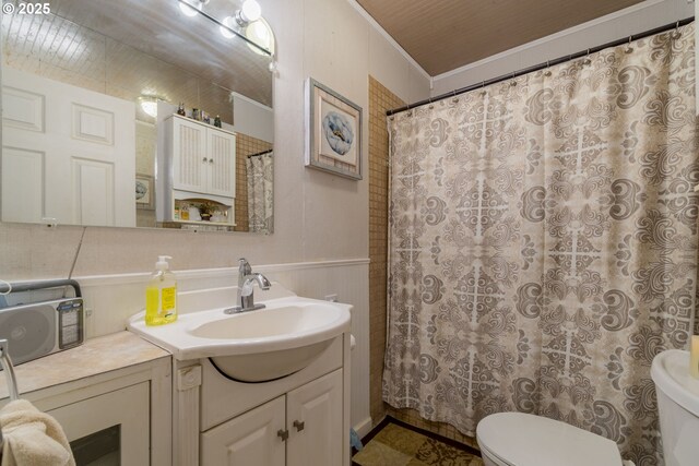 860 Adams St, Eugene, OR 97402 - bathroom featuring toilet, vanity, curtained shower, and wainscoting