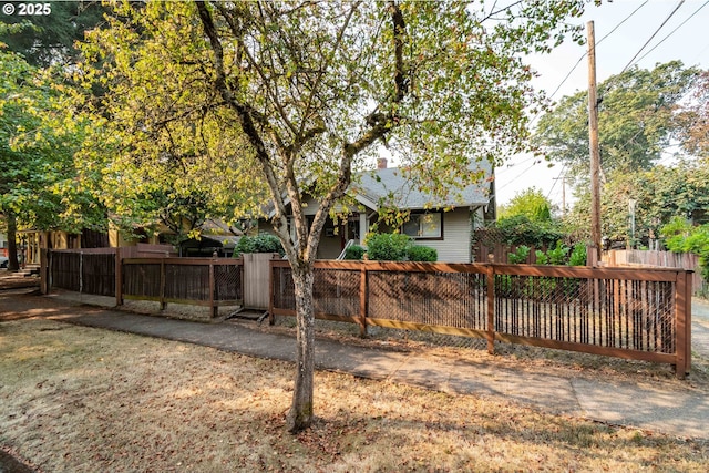 860 Adams St, Eugene, OR 97402 - view of fenced front yard