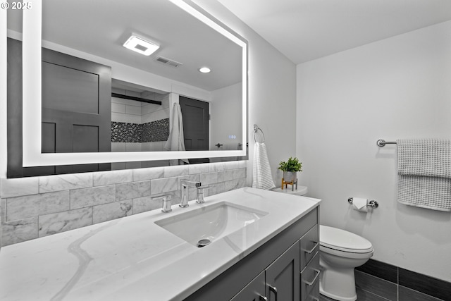 6959 N Denver Ave, Portland, OR 97217 - full bathroom featuring toilet, vanity, curtained shower, backsplash, and recessed lighting