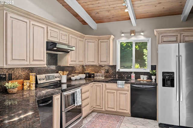 kitchen featuring stainless steel appliances, a sink, cream cabinets, under cabinet range hood, and backsplash
