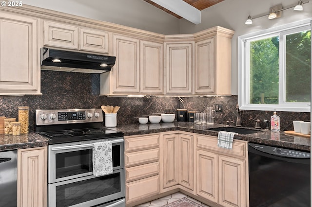 kitchen with stainless steel appliances, under cabinet range hood, cream cabinets, decorative backsplash, and a sink