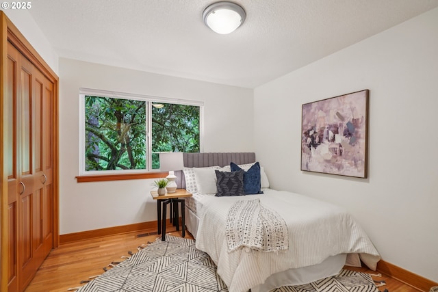630 SW Viewmont Dr, Portland, OR 97225 - bedroom featuring light wood-style floors, baseboards, and a closet