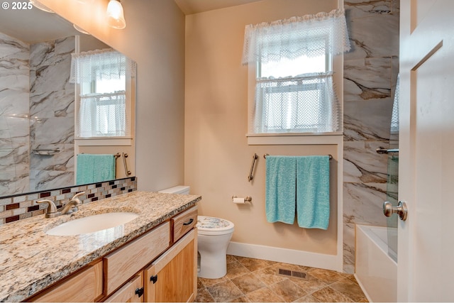 full bath with visible vents, toilet, decorative backsplash, baseboards, and vanity