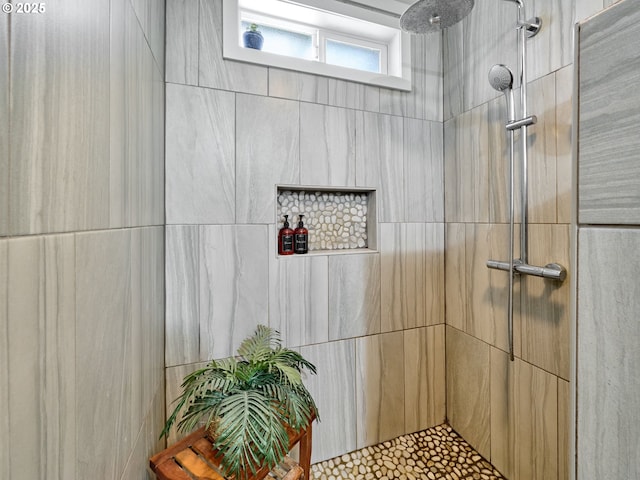 4887 S Elliott Prairie Rd, Woodburn, OR 97071 - bathroom featuring tiled shower