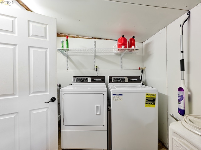 4887 S Elliott Prairie Rd, Woodburn, OR 97071 - washroom with washer and clothes dryer