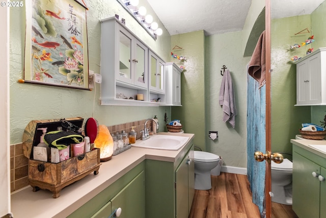 1495 N Hemlock St, Coquille, OR 97423 - full bath with vanity, wood finished floors, and a textured ceiling