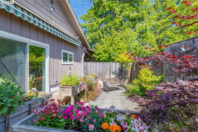 1495 N Hemlock St, Coquille, OR 97423 - view of yard with a patio area