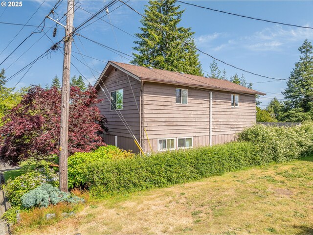 1495 N Hemlock St, Coquille, OR 97423 - view of side of home featuring a lawn
