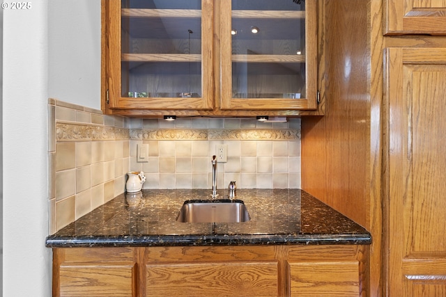 8346 SE 141st Ave, Portland, OR 97236 - indoor wet bar with backsplash
