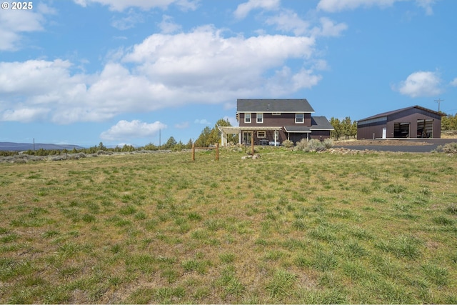 view of yard featuring an outdoor structure