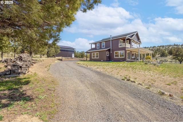 view of front of property featuring driveway
