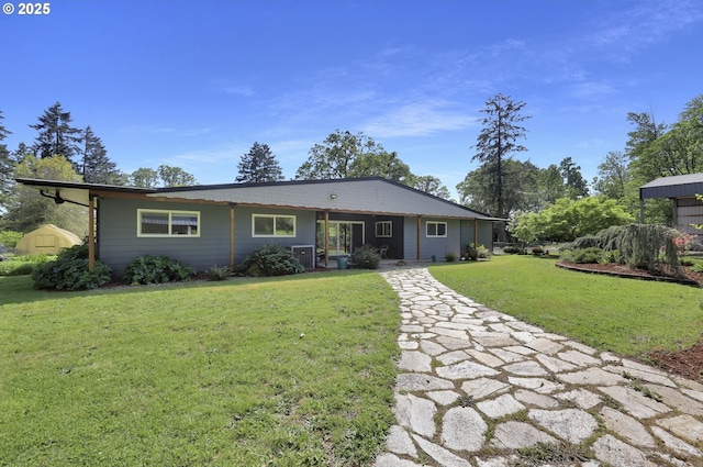 view of front facade featuring a front yard and central AC unit