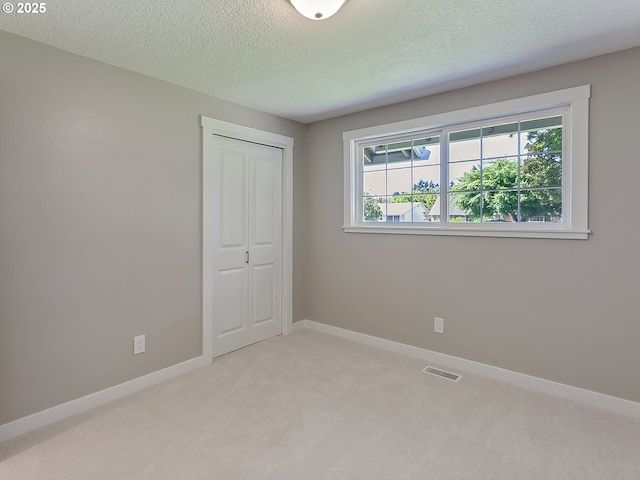 907 NW 90th St, Vancouver, WA 98665 - unfurnished bedroom featuring carpet, a closet, and a textured ceiling