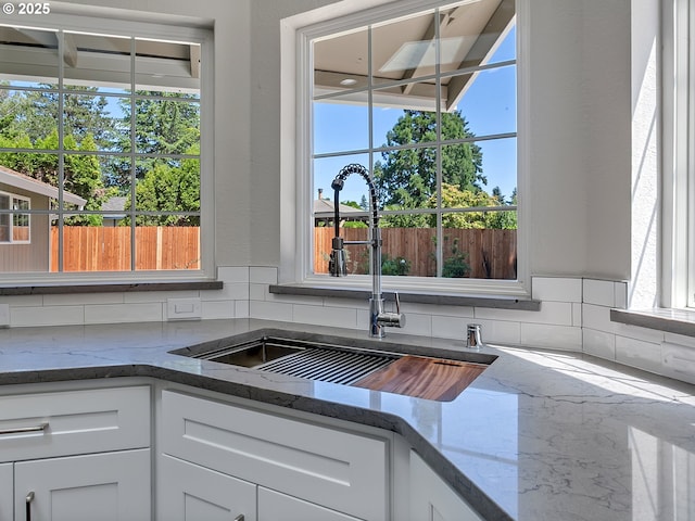 907 NW 90th St, Vancouver, WA 98665 - kitchen with decorative backsplash, healthy amount of natural light, and white cabinets