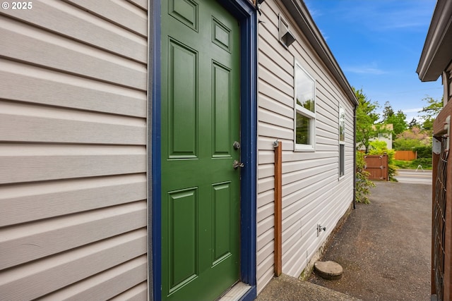 entrance to property with fence