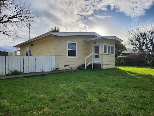 view of front of house featuring a front yard