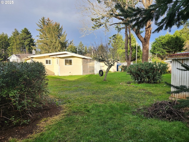 view of yard with an outbuilding