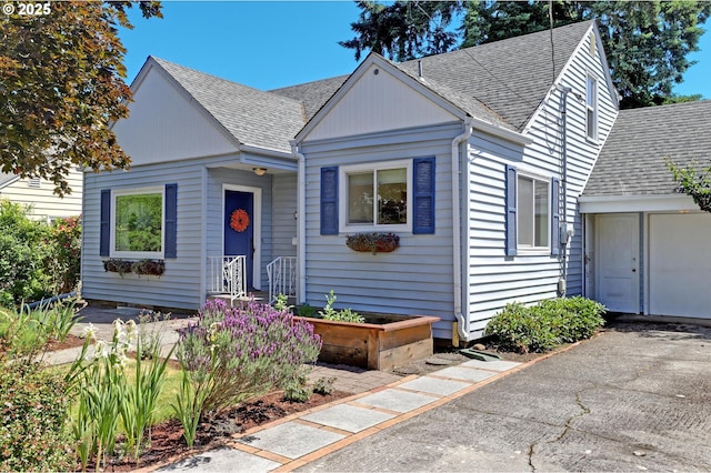 4580 NE 35th Pl, Portland, OR 97211 - bungalow-style home with roof with shingles and asphalt driveway