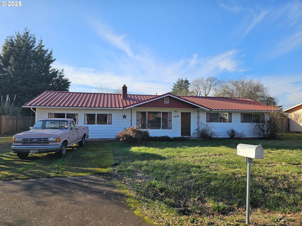 single story home featuring a front lawn