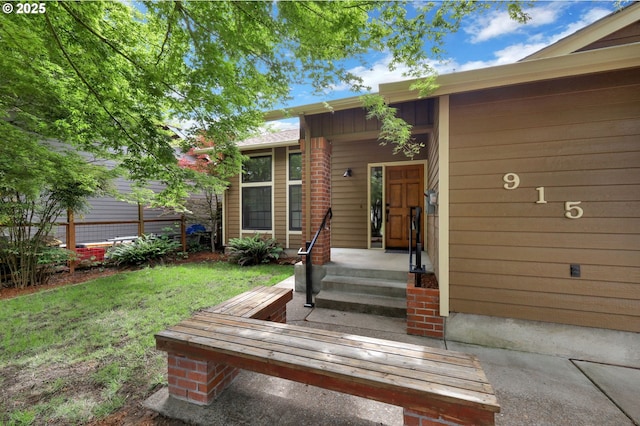 915 Marquet Way, Eugene, OR 97401 - entrance to property with a lawn