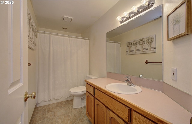 full bathroom featuring toilet, curtained shower, and vanity