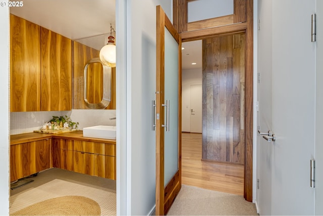 2530 SE 26th Ave Unit 401, Portland, OR 97202 - hall with a sink