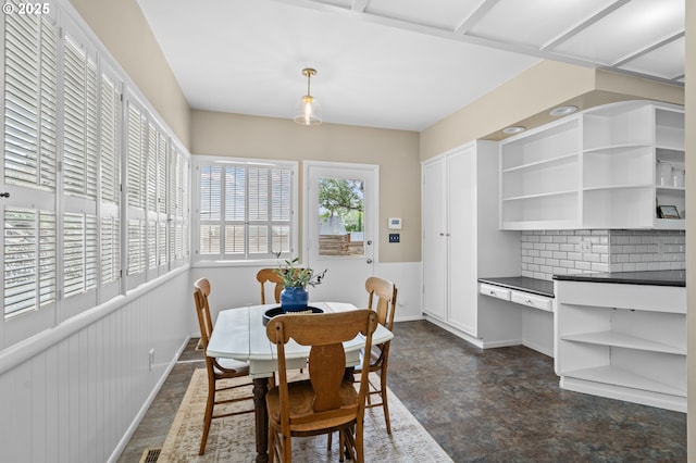 1001 NW Despain Ave, Pendleton, OR 97801 - dining space featuring a wainscoted wall and baseboards