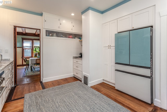 bedroom featuring wood finished floors, baseboards, recessed lighting, and a closet