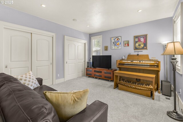 living area featuring carpet flooring, recessed lighting, and baseboards