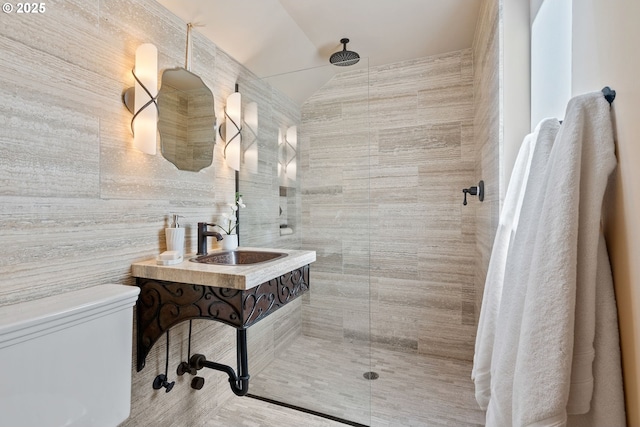 17367 Canal Cir, Lake Oswego, OR 97035 - full bathroom featuring tiled shower, vaulted ceiling, toilet, a sink, and tile walls
