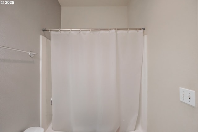 bathroom featuring a shower with shower curtain