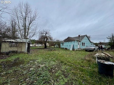 view of yard with a shed