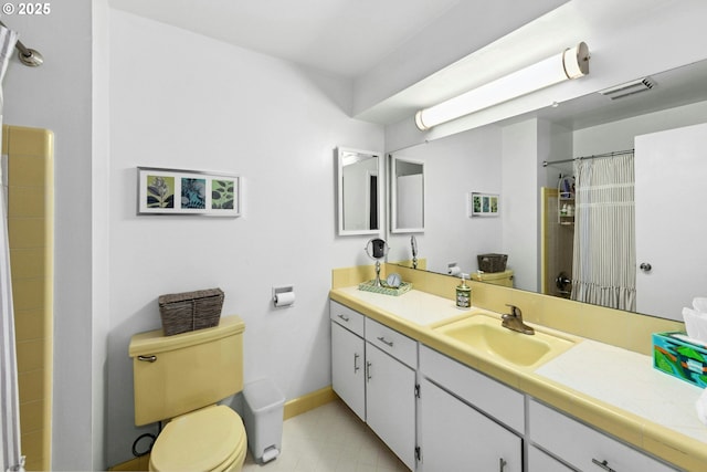 full bath with toilet, a shower with shower curtain, vanity, and baseboards