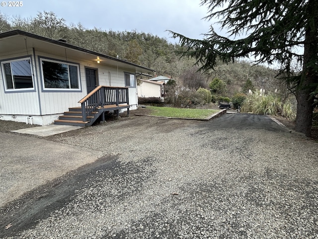 view of front of property featuring crawl space