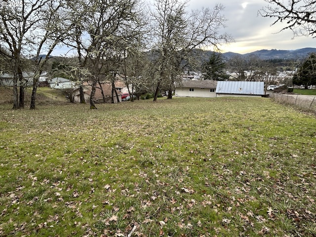 view of yard featuring a mountain view